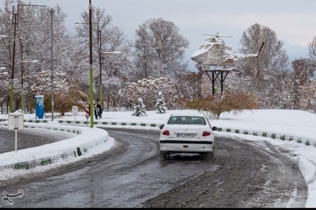 بارش برف و باران در جاده‌های ۹ استان/ افزایش تردد وسایل نقلیه در جاده‌های کشور