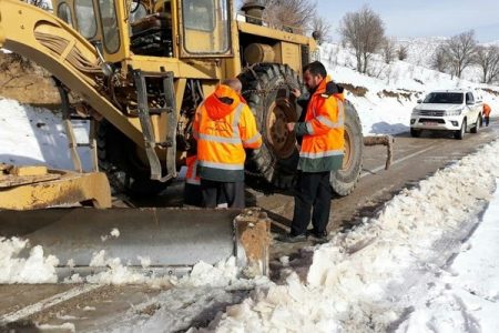 نجات سرنشینان خودروی گرفتار در برف تاراز
