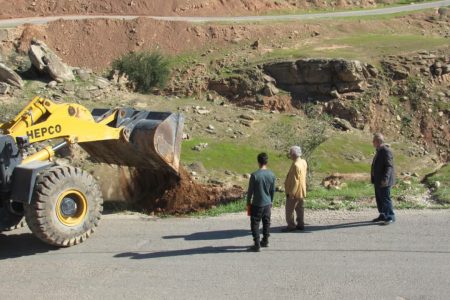اصلاح وترمیم پیچ خطرناک درمسیر عنبر به عقیلی توسط شهرداری عنبر