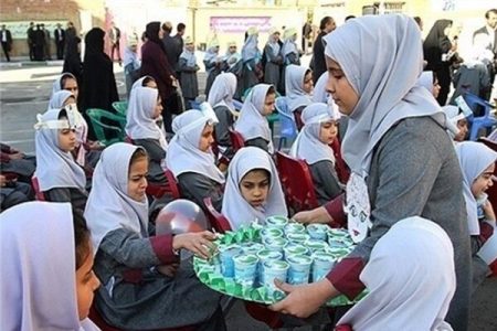 توزیع شیر رایگان در مدارس مناطق کم برخوردار خوزستان