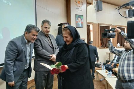 درجشن همدلی اداره کل بهزیستی استان ازویکتوریا دقیقیان بعنوان یکی از خیرین نمونه استان تقدیر به عمل آمد