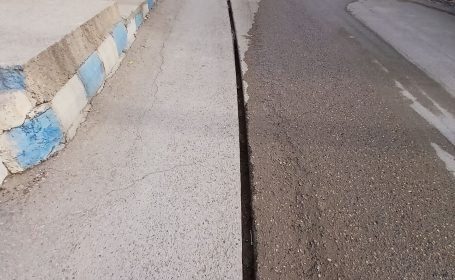 فراموشیِ محله سرکوره‌ها توسط شرکت مخابرات مسجدسلیمان،کابل های روبازجای جوی آب راگرفته اند