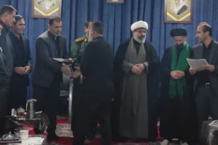 در روز بزرگداشت محتشم کاشانی از شاعران آیینی و پیرغلامان شهرستان لالی تقدیر شد.