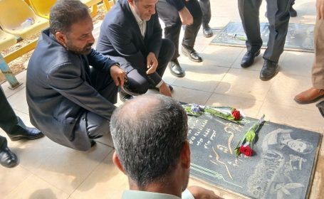 به مناسبت ۱۷مرداد روز خبر نگار ،آیین غبارروبی و عطرافشانی گلزار شهدای خبرنگار مسجدسلیمان برگزار شد همراه با تصاویر